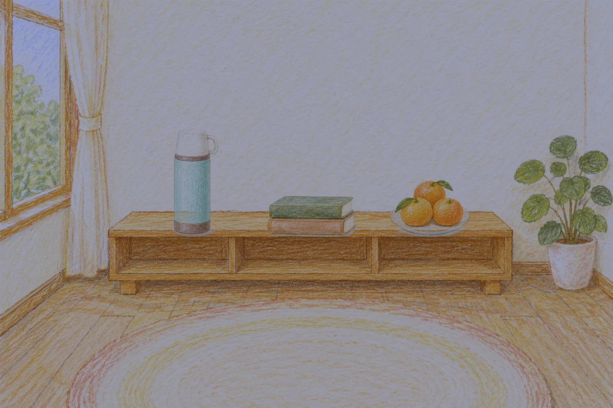 거여동 여성전용 아로마 추천 안내 그림, 밤의 창가 낮은 선반 위에 놓인 보온병, 책 두 권, 귤이 담긴 접시