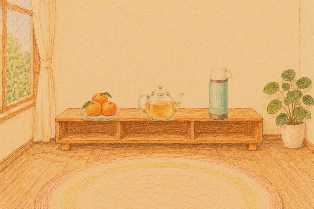 거여동 여성전용 림프 페이셜 안내 그림, 저녁의 창가 낮은 선반 위에 놓인 귤이 담긴 접시, 유리 티포트, 보온병