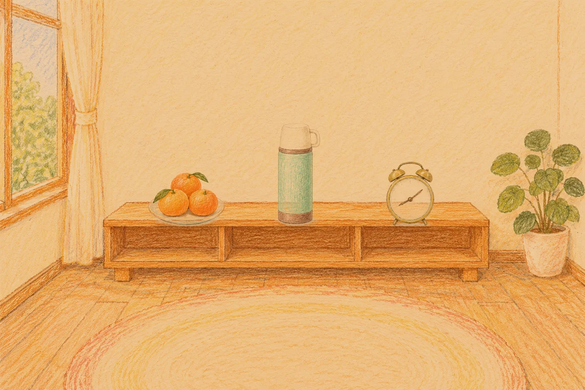 마천동 여성전용 발관리 추천 안내 그림, 저녁의 창가 낮은 선반 위에 놓인 귤이 담긴 접시, 보온병, 둥근 알람시계