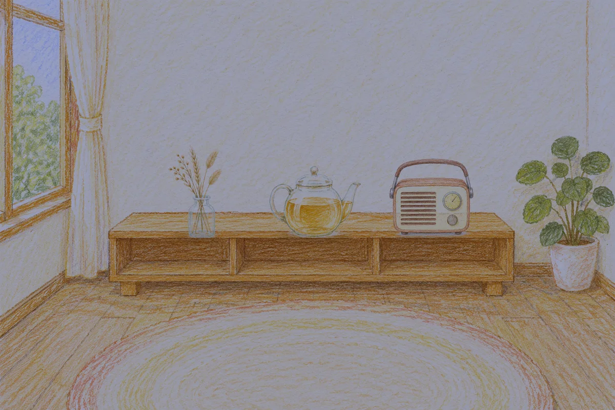 서초동 여성전용 아로마 마사지 후기 안내 그림, 밤의 창가 낮은 선반 위에 놓인 마른 풀을 꽂은 항아리, 유리 티포트, 작은 라디오