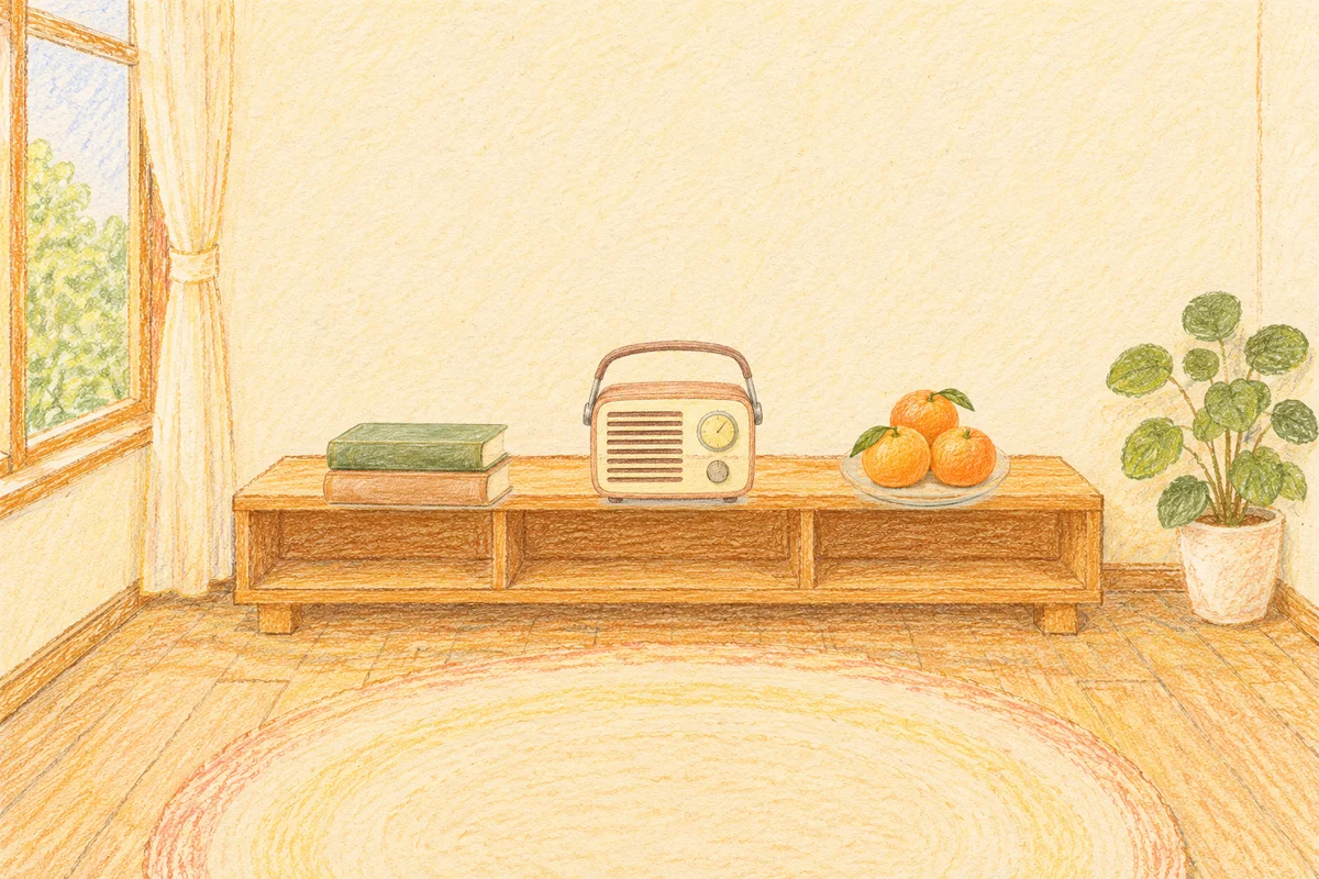 잠원동 여성전용 바디 경락 안내 그림, 낮의 창가 낮은 선반 위에 놓인 책 두 권, 작은 라디오, 귤이 담긴 접시