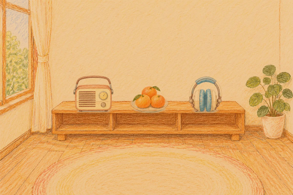 잠원동 여성전용 홈케어 서비스 안내 그림, 저녁의 창가 낮은 선반 위에 놓인 작은 라디오, 귤이 담긴 접시, 헤드폰