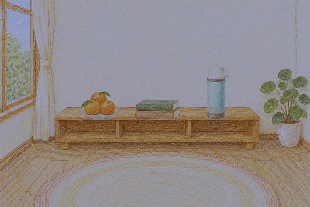 방배동 여성전용 브라이덜 케어 안내 그림, 밤의 창가 낮은 선반 위에 놓인 귤이 담긴 접시, 책 두 권, 보온병
