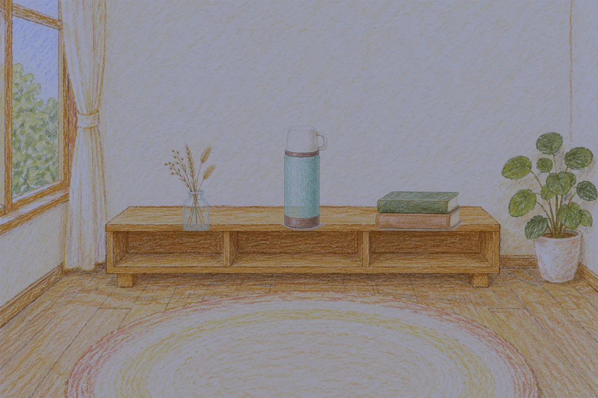 방배동 여성전용 추천 마사지 안내 그림, 밤의 창가 낮은 선반 위에 놓인 마른 풀을 꽂은 항아리, 보온병, 책 두 권