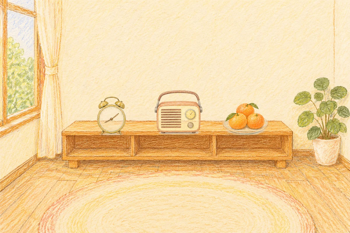 양재동 여성전용 아로마 마사지 안내 그림, 낮의 창가 낮은 선반 위에 놓인 둥근 알람시계, 작은 라디오, 귤이 담긴 접시