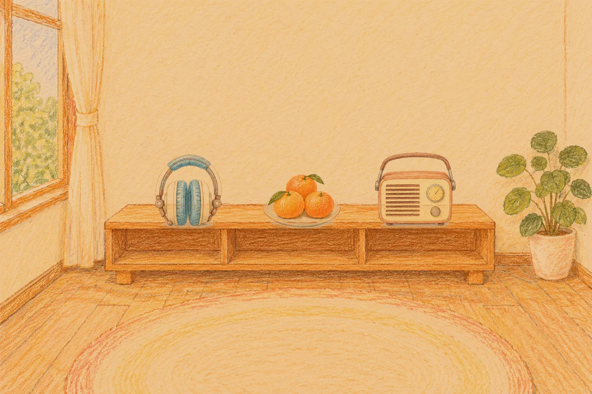 양재동 여성전용 라벤더 아로마 안내 그림, 저녁의 창가 낮은 선반 위에 놓인 헤드폰, 귤이 담긴 접시, 작은 라디오