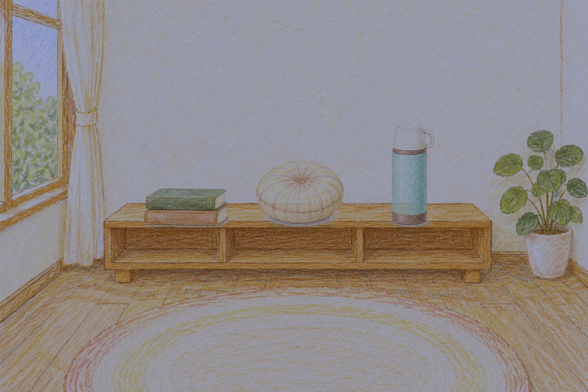 양재동 여성전용 발관리 후기 안내 그림, 밤의 창가 낮은 선반 위에 놓인 책 두 권, 둥근 쿠션, 보온병