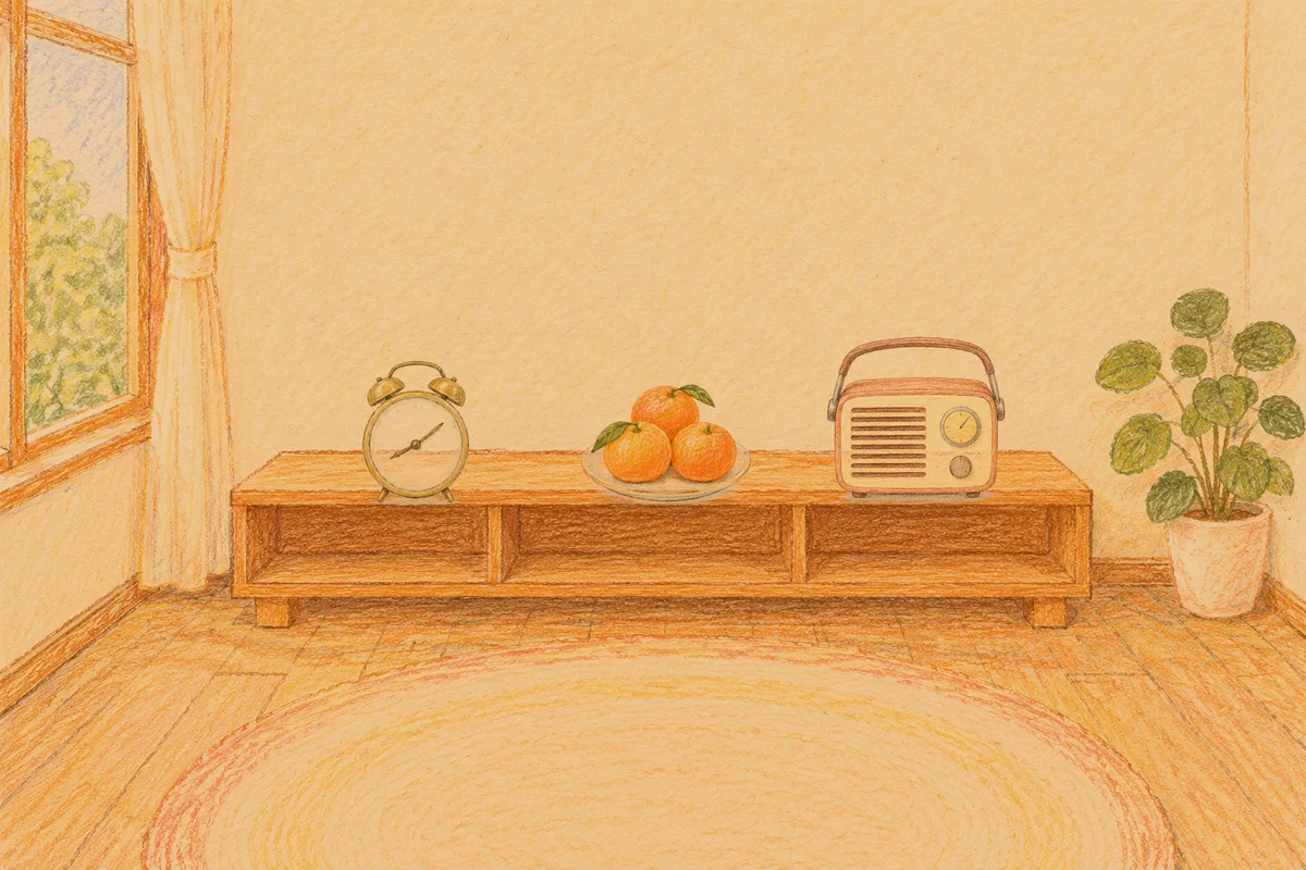양재동 여성전용 출장 마사지 안내 그림, 저녁의 창가 낮은 선반 위에 놓인 둥근 알람시계, 귤이 담긴 접시, 작은 라디오