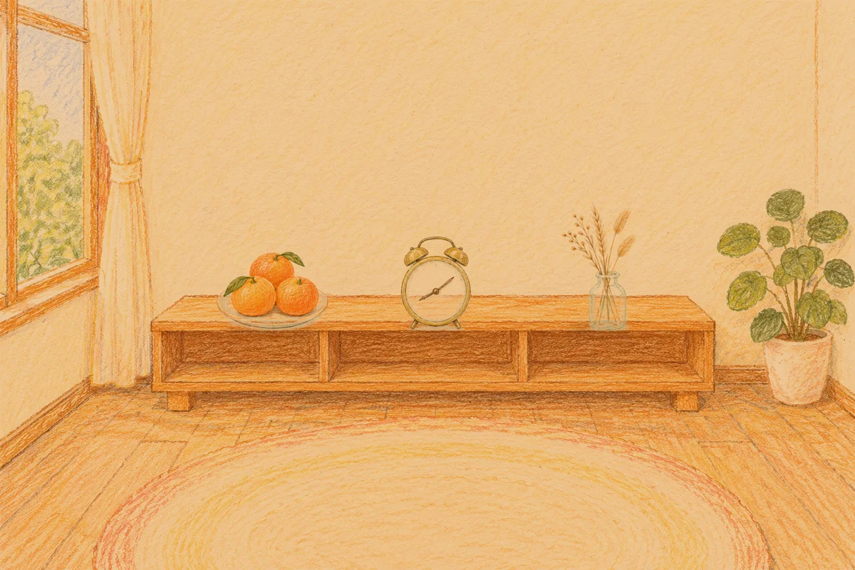 중곡동 여성전용 두피 마사지 안내 그림, 저녁의 창가 낮은 선반 위에 놓인 귤이 담긴 접시, 둥근 알람시계, 마른 풀을 꽂은 항아리