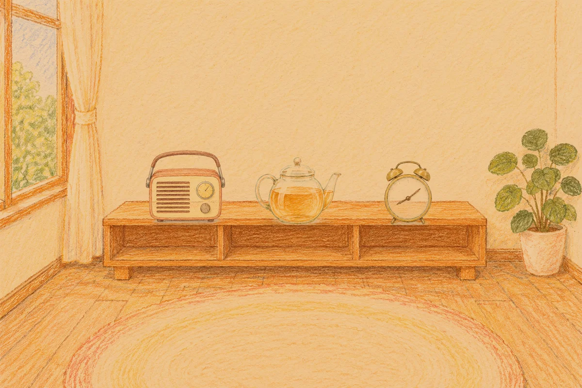 능동 여성전용 경락 가격 안내 그림, 저녁의 창가 낮은 선반 위에 놓인 작은 라디오, 유리 티포트, 둥근 알람시계