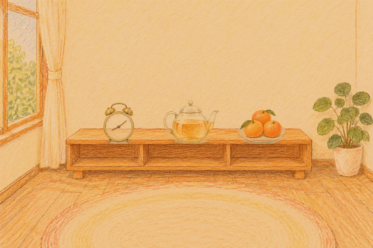 구의동 여성전용 아로마 마사지 안내 그림, 저녁의 창가 낮은 선반 위에 놓인 둥근 알람시계, 유리 티포트, 귤이 담긴 접시
