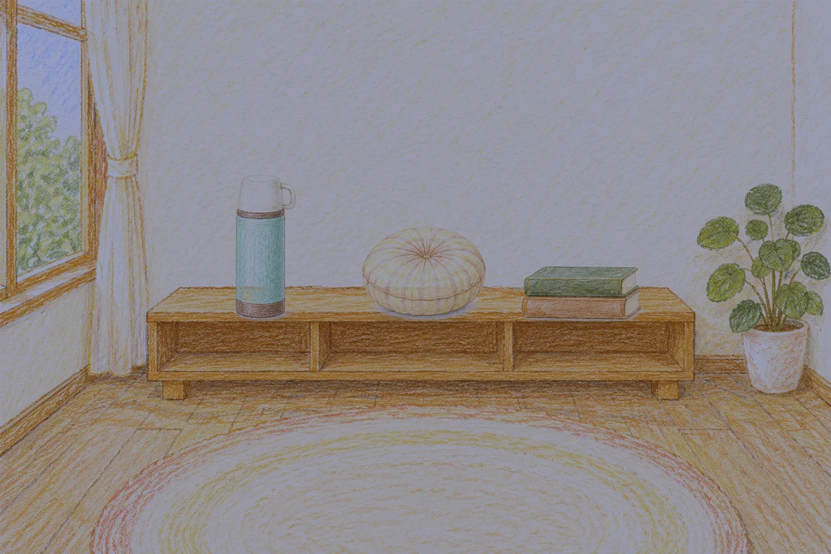 광장동 여성전용 스웨디시 가격 안내 그림, 밤의 창가 낮은 선반 위에 놓인 보온병, 둥근 쿠션, 책 두 권