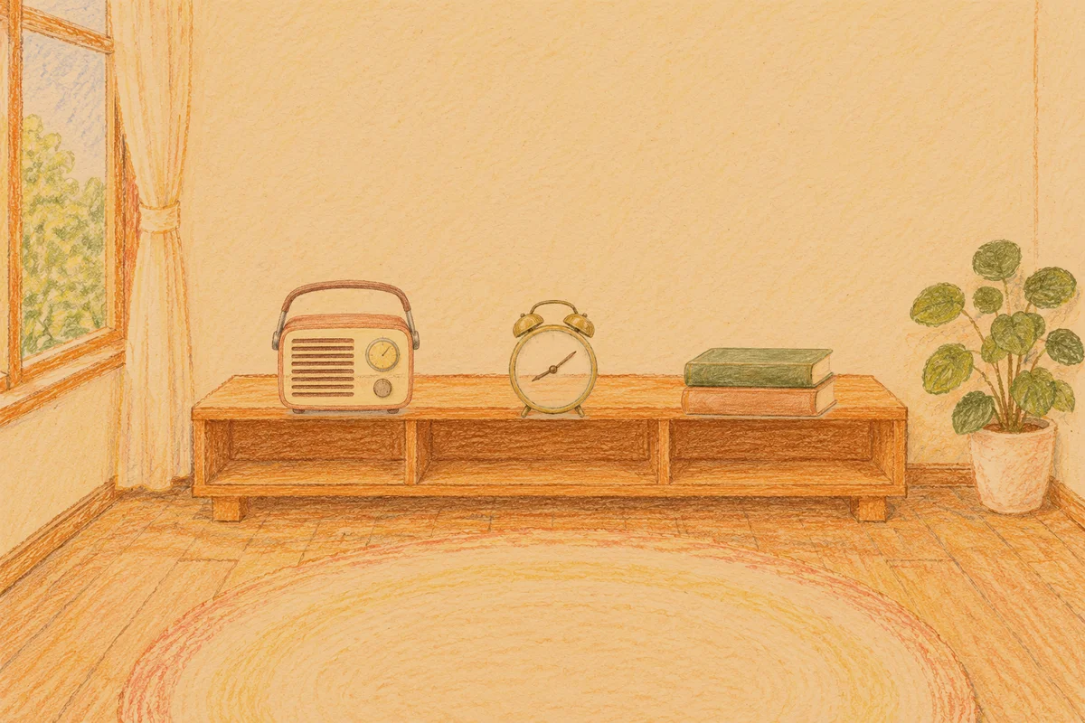 광장동 여성전용 아로마 추천 안내 그림, 저녁의 창가 낮은 선반 위에 놓인 작은 라디오, 둥근 알람시계, 책 두 권