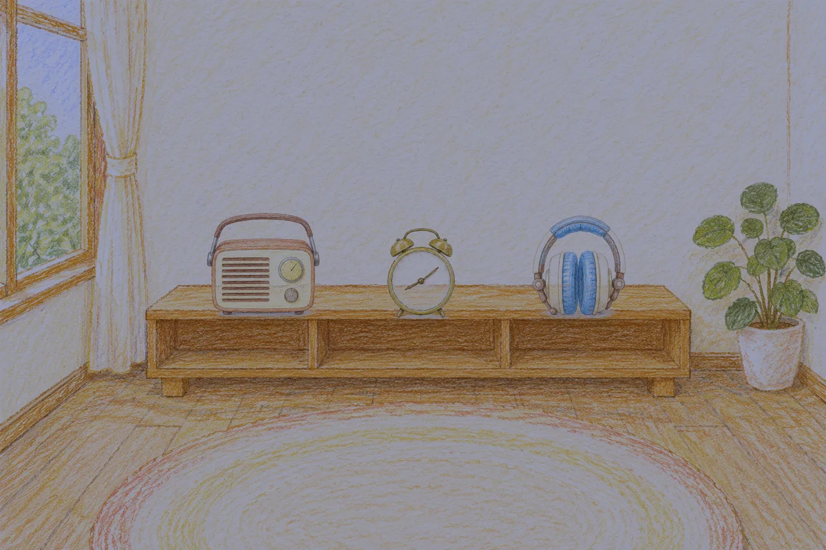 광장동 여성전용 출장 마사지 안내 그림, 밤의 창가 낮은 선반 위에 놓인 작은 라디오, 둥근 알람시계, 헤드폰