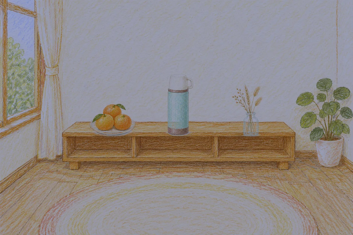 자양동 여성전용 아로마테라피 안내 그림, 밤의 창가 낮은 선반 위에 놓인 귤이 담긴 접시, 보온병, 마른 풀을 꽂은 항아리
