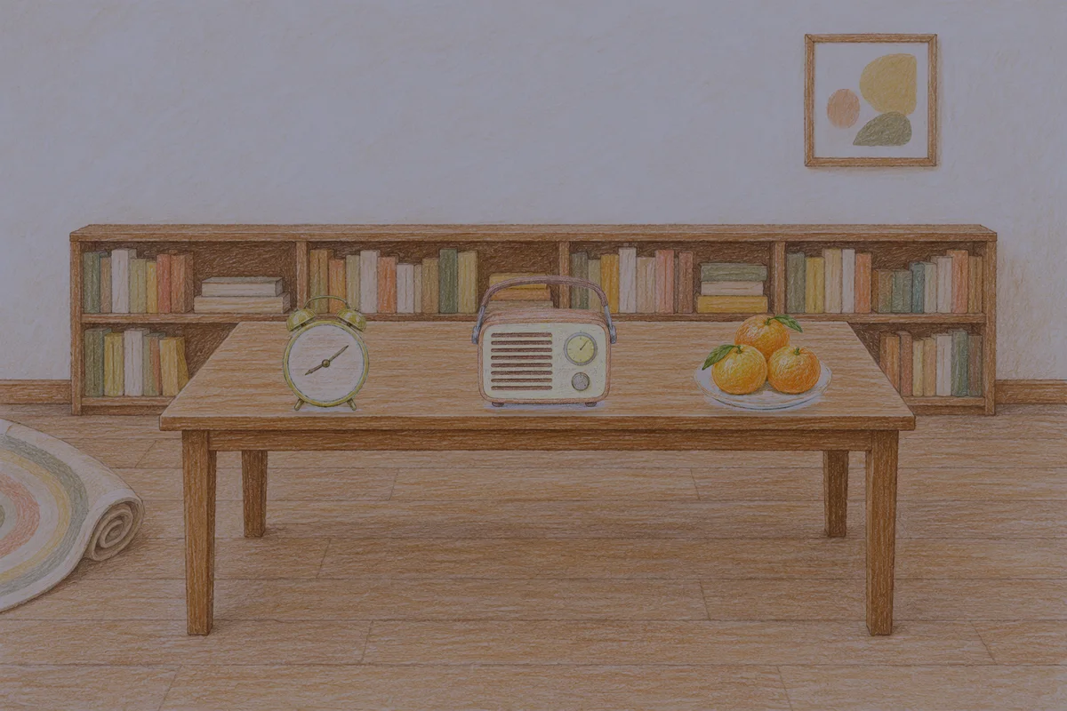 자양동 여성전용 가격 마사지 안내 그림, 밤의 서재 긴 책상 위에 놓인 둥근 알람시계, 작은 라디오, 귤이 담긴 접시