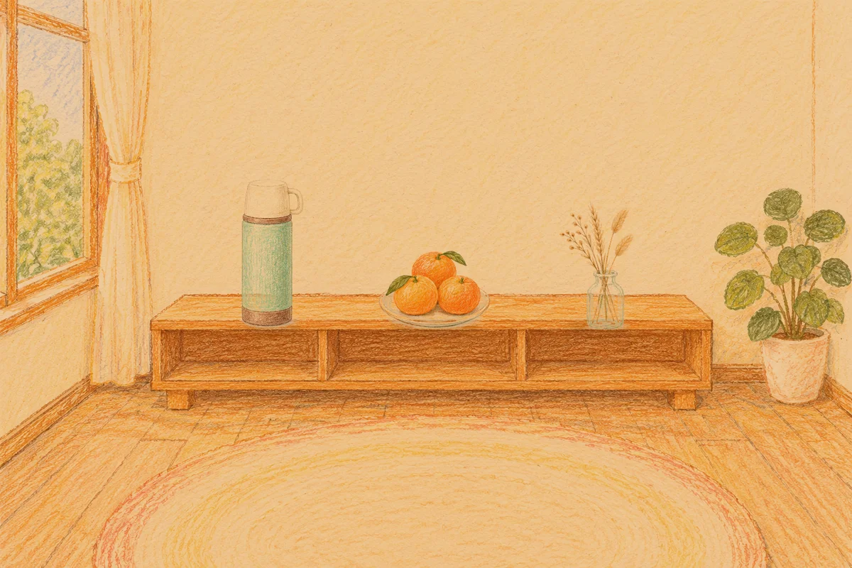 화양동 여성전용 아로마 마사지 안내 그림, 저녁의 창가 낮은 선반 위에 놓인 보온병, 귤이 담긴 접시, 마른 풀을 꽂은 항아리