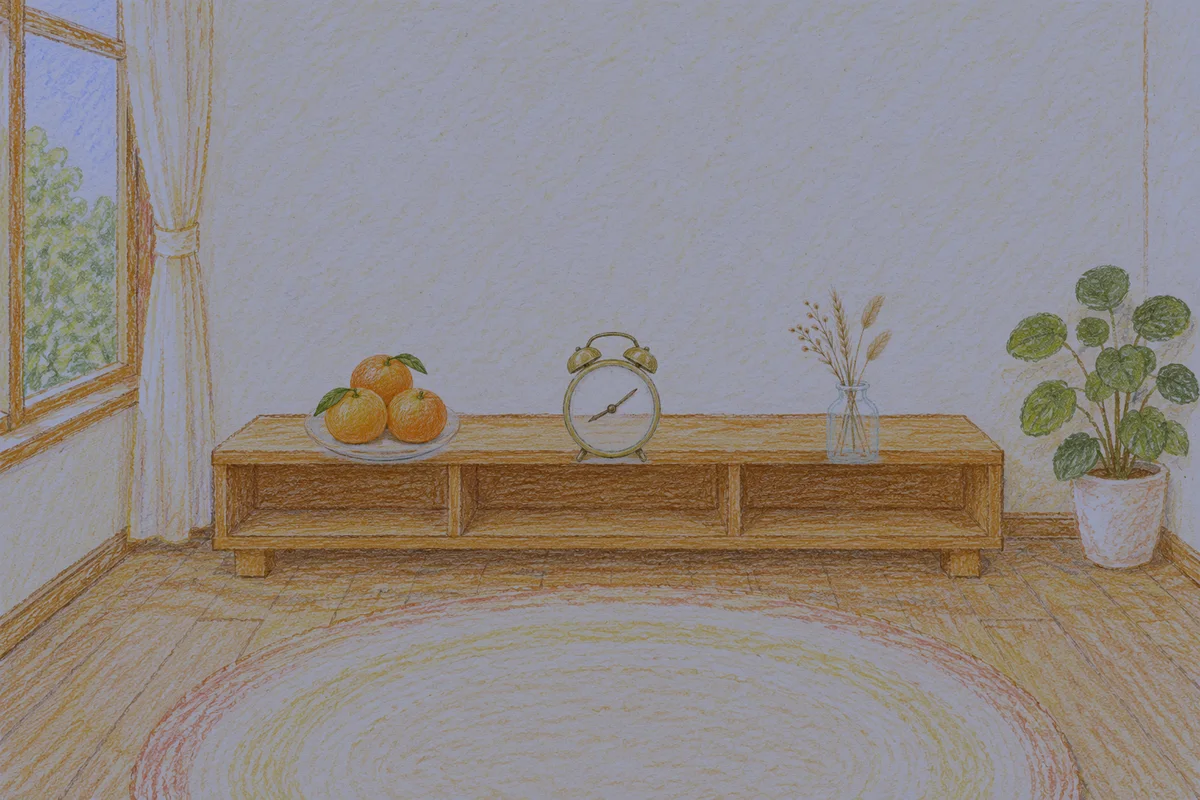 화양동 여성전용 경락 가격 안내 그림, 밤의 창가 낮은 선반 위에 놓인 귤이 담긴 접시, 둥근 알람시계, 마른 풀을 꽂은 항아리