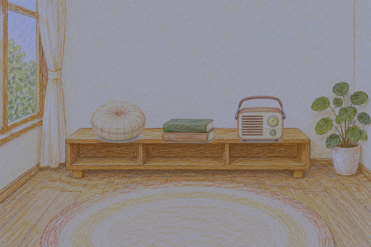 화양동 여성전용 두피 케어 안내 그림, 밤의 창가 낮은 선반 위에 놓인 둥근 쿠션, 책 두 권, 작은 라디오