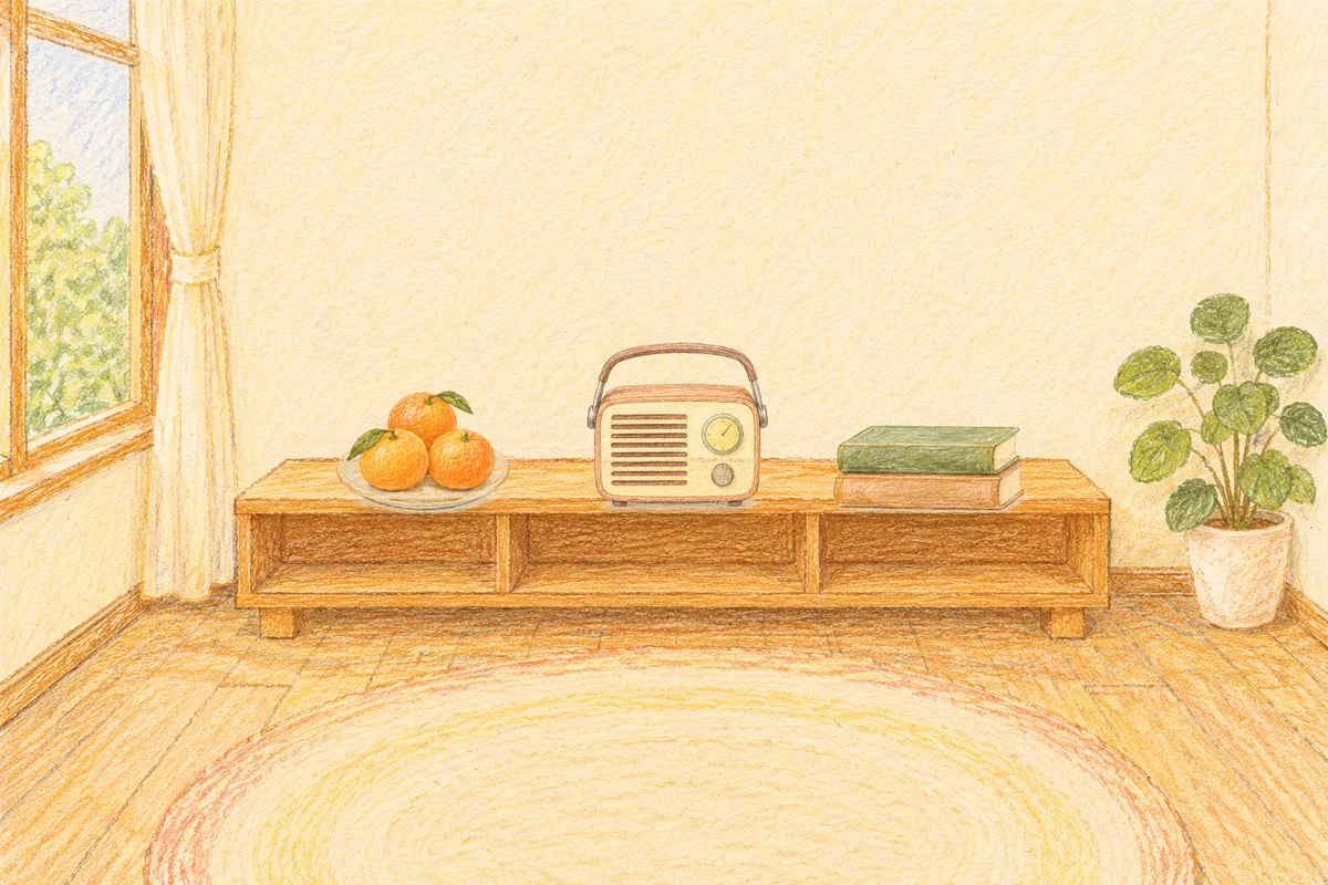 화양동 여성전용 얼굴 마사지 안내 그림, 낮의 창가 낮은 선반 위에 놓인 귤이 담긴 접시, 작은 라디오, 책 두 권