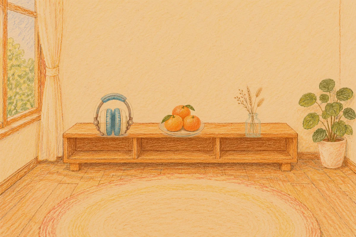 군자 여성전용 부종 케어 안내 그림, 저녁의 창가 낮은 선반 위에 놓인 헤드폰, 귤이 담긴 접시, 마른 풀을 꽂은 항아리