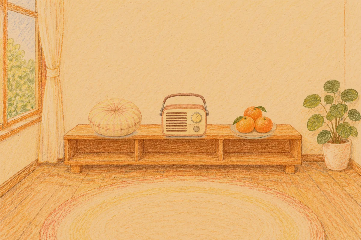 군자 여성전용 다이어트 마사지 안내 그림, 저녁의 창가 낮은 선반 위에 놓인 둥근 쿠션, 작은 라디오, 귤이 담긴 접시