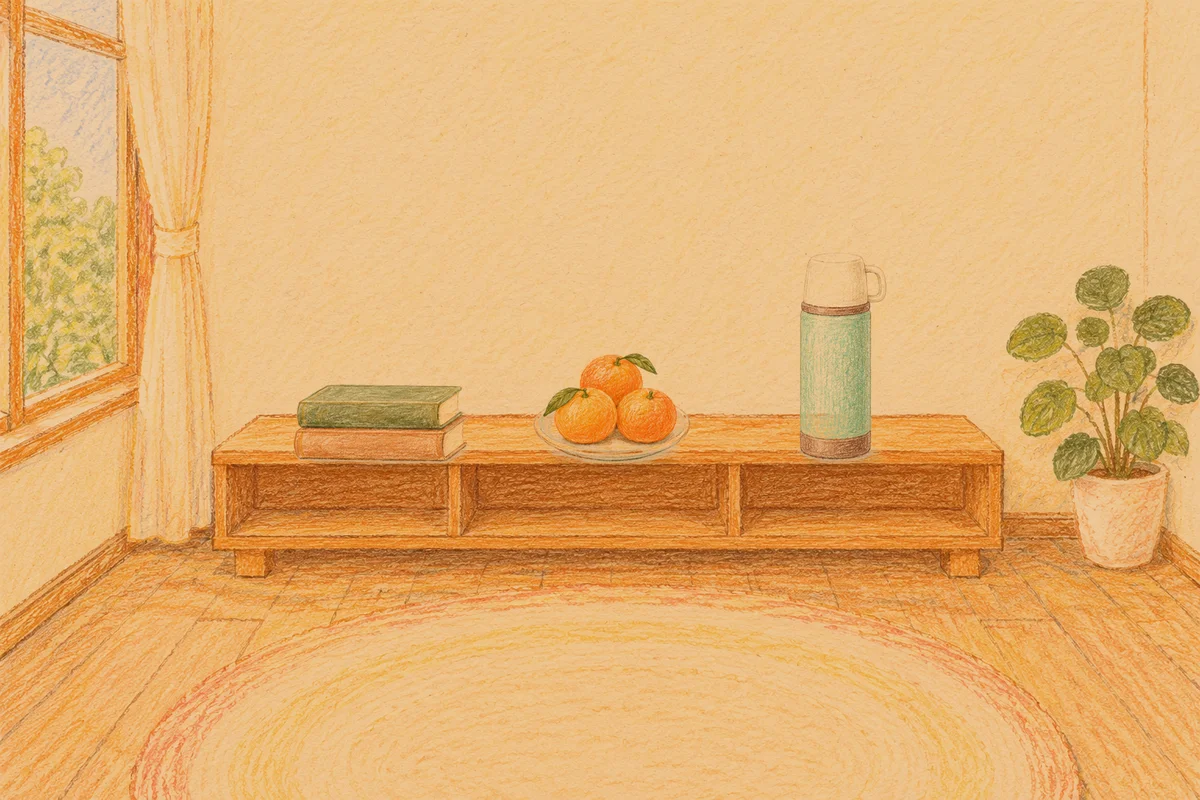 군자 여성전용 추천 마사지 안내 그림, 저녁의 창가 낮은 선반 위에 놓인 책 두 권, 귤이 담긴 접시, 보온병