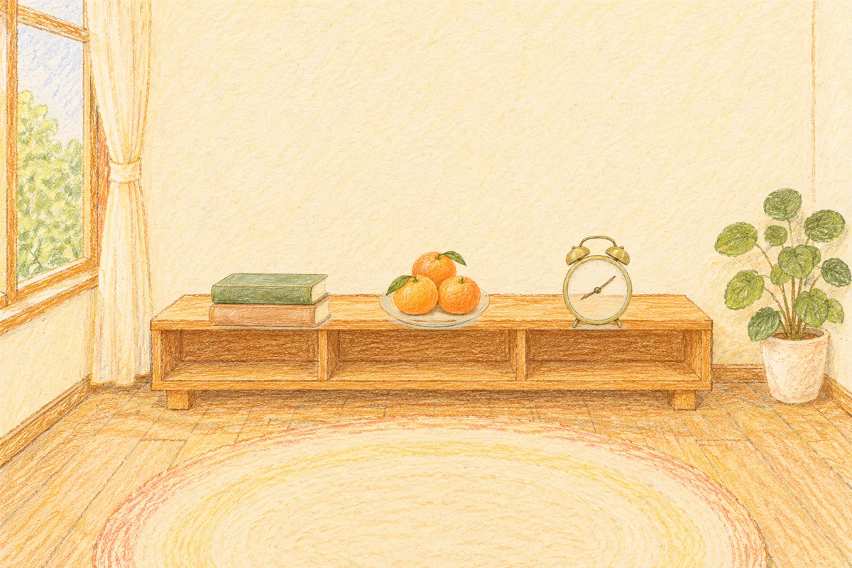 면목동 여성전용 경락 마사지 안내 그림, 낮의 창가 낮은 선반 위에 놓인 책 두 권, 귤이 담긴 접시, 둥근 알람시계
