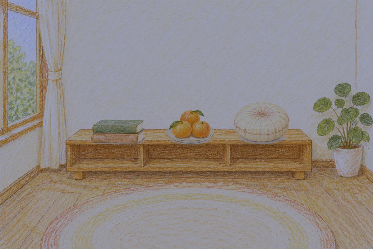 면목동 여성전용 경락마사지 후기 안내 그림, 밤의 창가 낮은 선반 위에 놓인 책 두 권, 귤이 담긴 접시, 둥근 쿠션