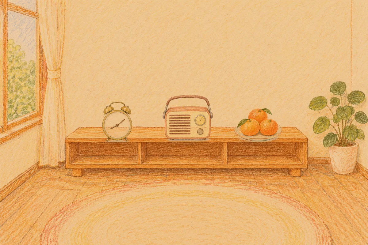 망우동 여성전용 스트레스 케어 안내 그림, 저녁의 창가 낮은 선반 위에 놓인 둥근 알람시계, 작은 라디오, 귤이 담긴 접시