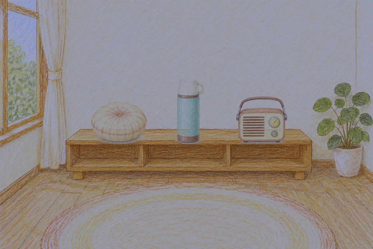 망우동 여성전용 피부 관리 안내 그림, 밤의 창가 낮은 선반 위에 놓인 둥근 쿠션, 보온병, 작은 라디오