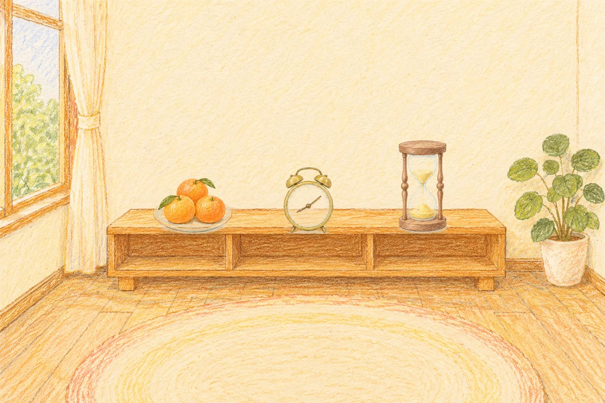 신내동 여성전용 경락마사지 안내 그림, 낮의 창가 낮은 선반 위에 놓인 귤이 담긴 접시, 둥근 알람시계, 모래시계