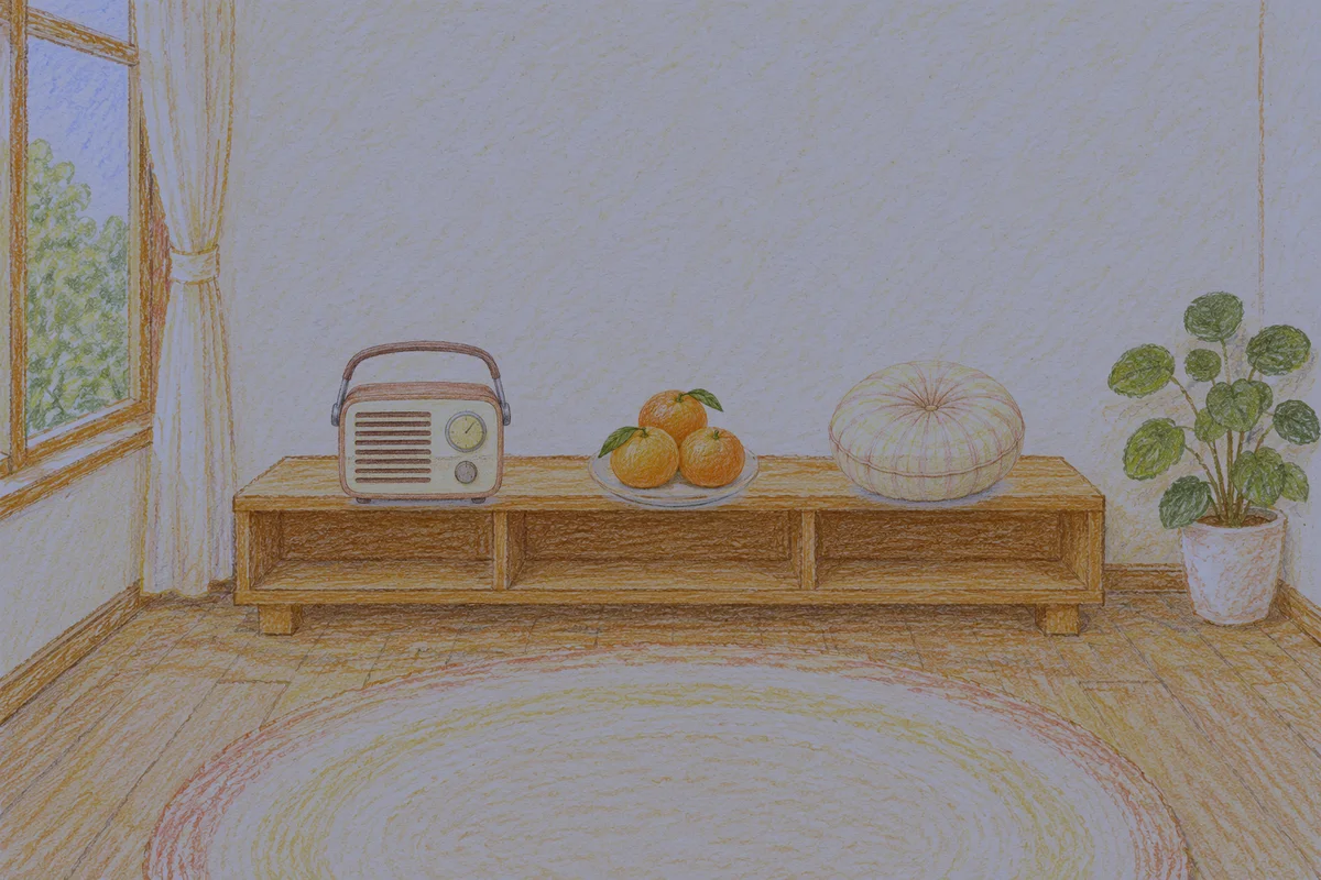 신내동 여성전용 디톡스 마사지 안내 그림, 밤의 창가 낮은 선반 위에 놓인 작은 라디오, 귤이 담긴 접시, 둥근 쿠션