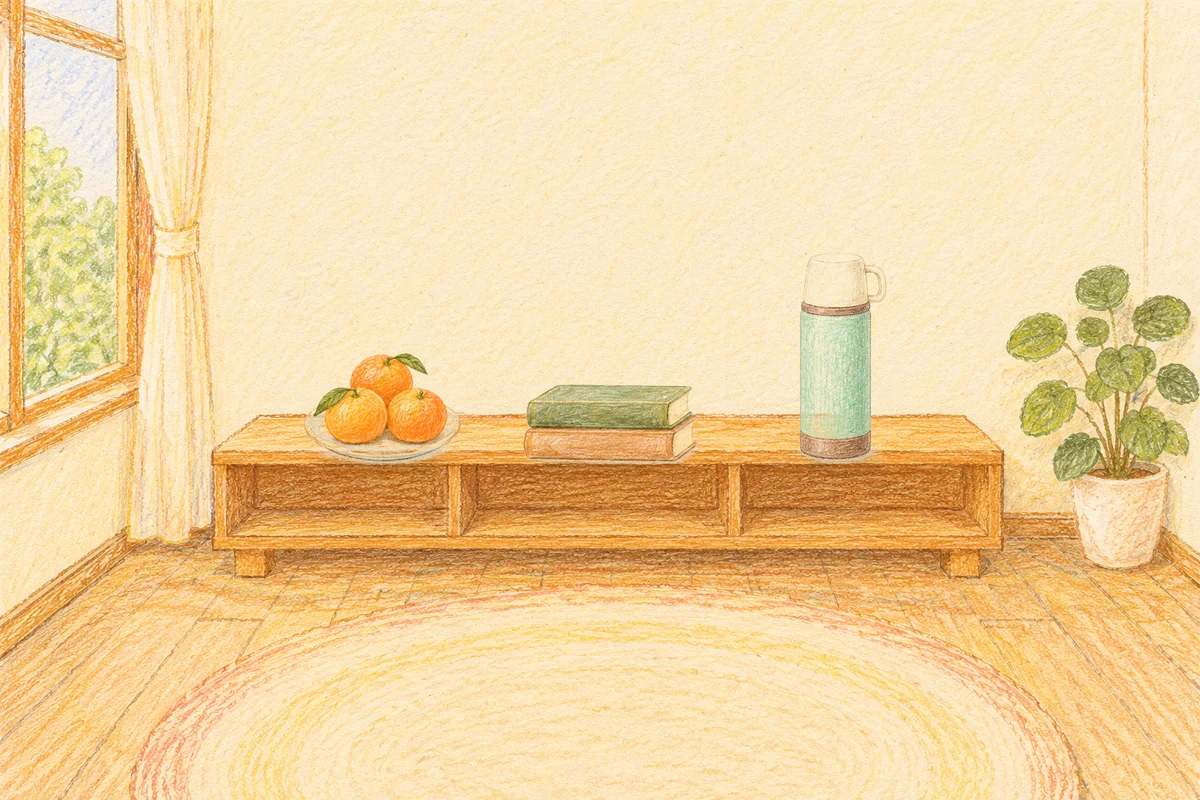 묵동 여성전용 림프 마사지 안내 그림, 낮의 창가 낮은 선반 위에 놓인 귤이 담긴 접시, 책 두 권, 보온병