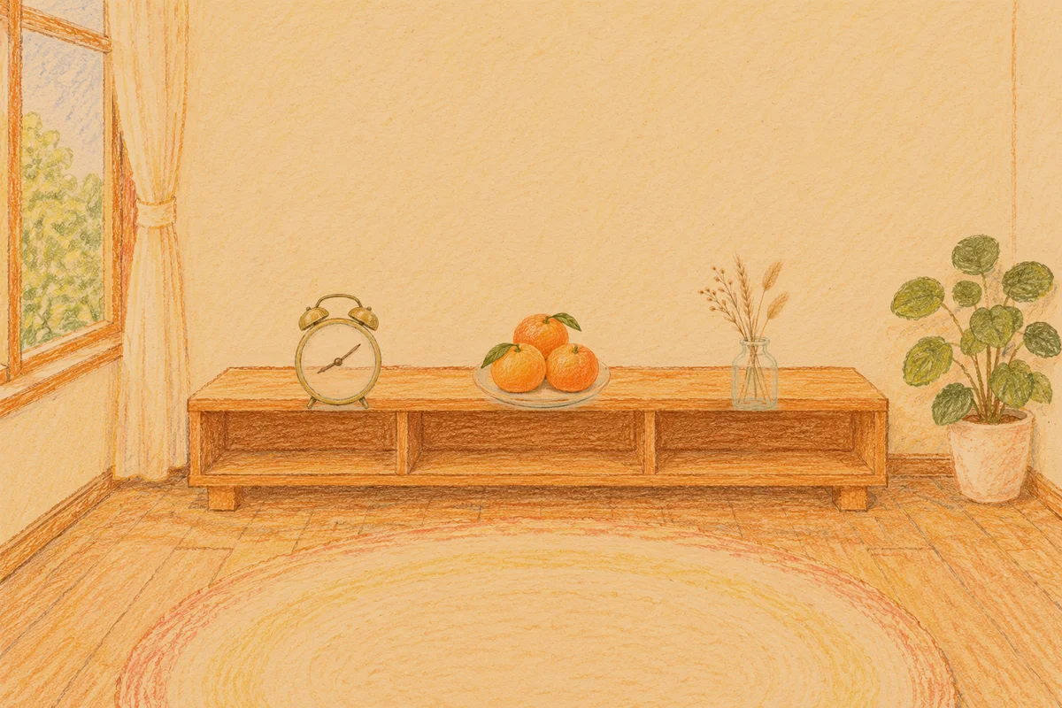 묵동 여성전용 샵 마사지 안내 그림, 저녁의 창가 낮은 선반 위에 놓인 둥근 알람시계, 귤이 담긴 접시, 마른 풀을 꽂은 항아리