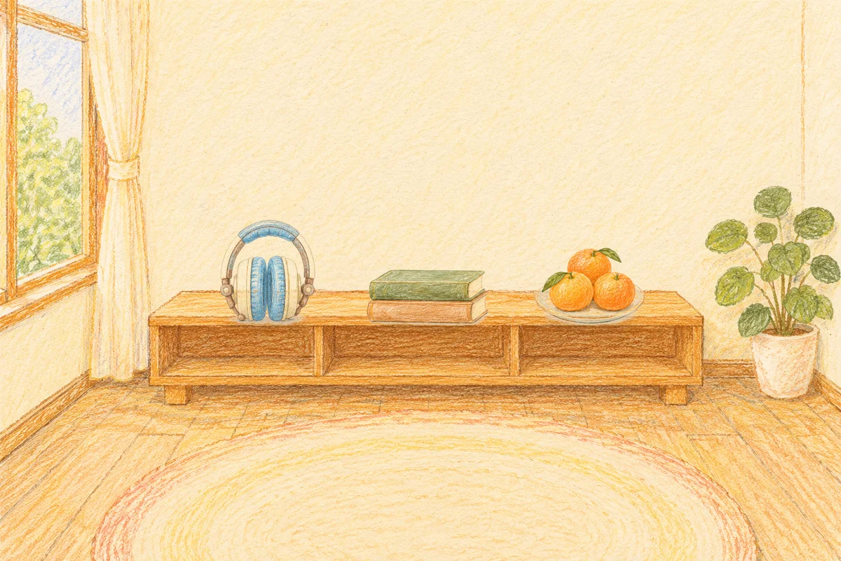 중화동 여성전용 아로마 가격 안내 그림, 낮의 창가 낮은 선반 위에 놓인 헤드폰, 책 두 권, 귤이 담긴 접시