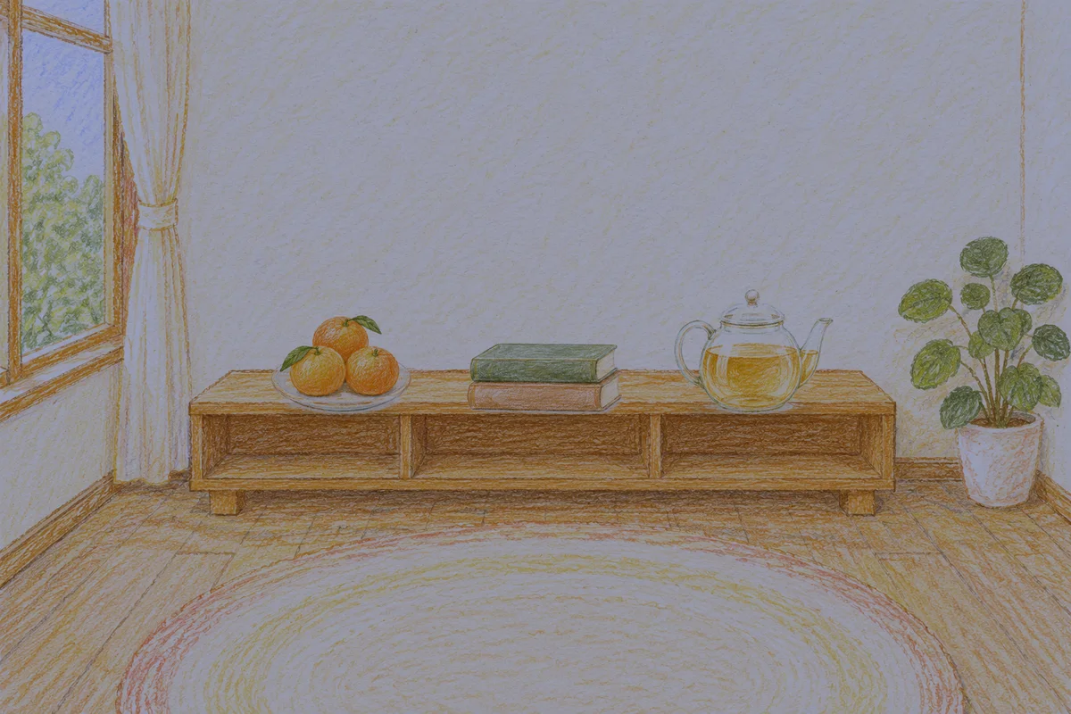 중화동 여성전용 부종 케어 안내 그림, 밤의 창가 낮은 선반 위에 놓인 귤이 담긴 접시, 책 두 권, 유리 티포트