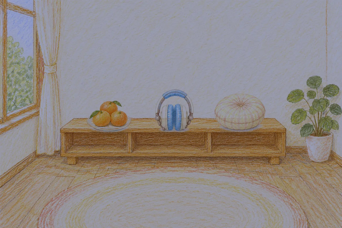 중화동 여성전용 등 마사지 안내 그림, 밤의 창가 낮은 선반 위에 놓인 귤이 담긴 접시, 헤드폰, 둥근 쿠션