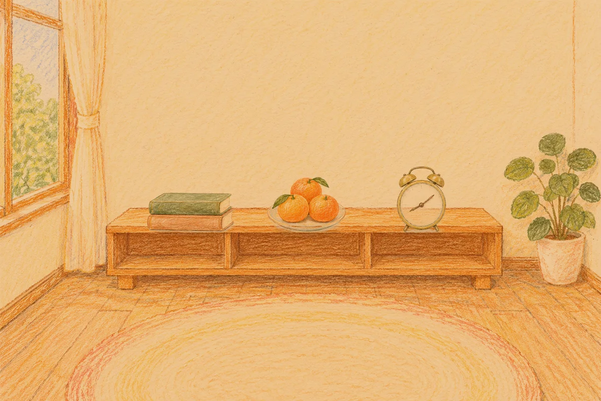 중화동 여성전용 두통 완화 마사지 안내 그림, 저녁의 창가 낮은 선반 위에 놓인 책 두 권, 귤이 담긴 접시, 둥근 알람시계