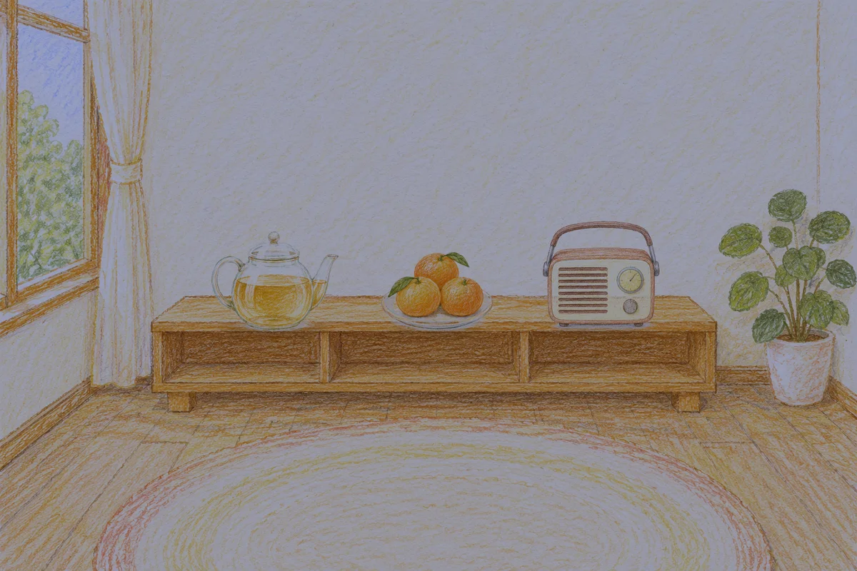 장안동 여성전용 스트레스 케어 안내 그림, 밤의 창가 낮은 선반 위에 놓인 유리 티포트, 귤이 담긴 접시, 작은 라디오