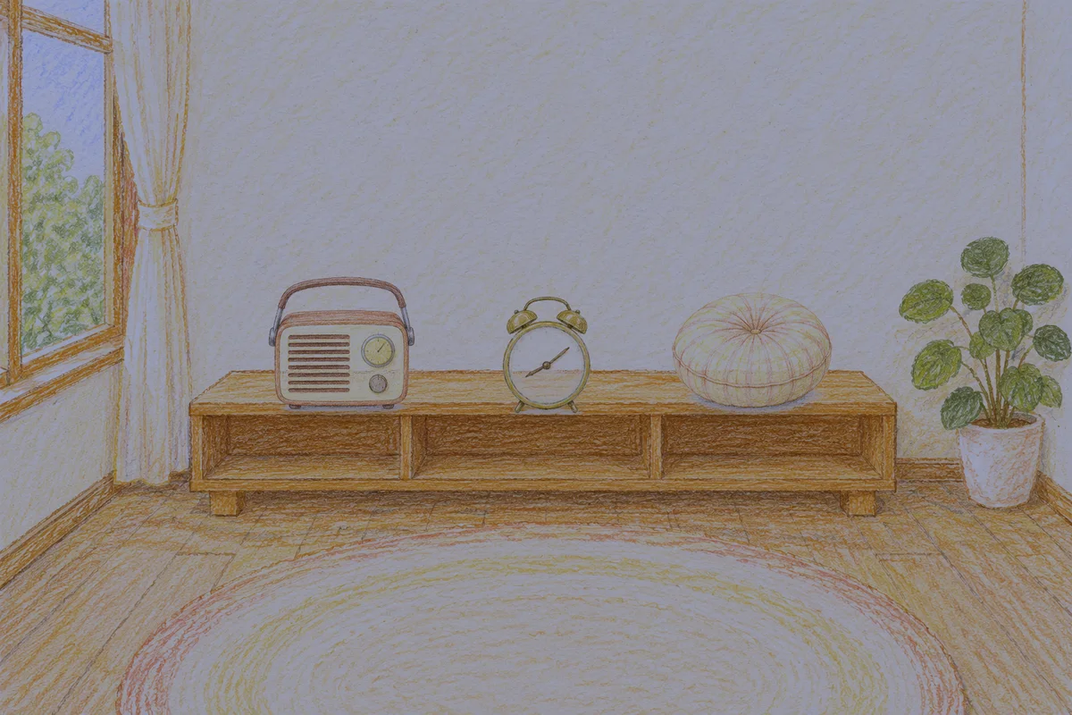 청량리 여성전용 림프 마사지 안내 그림, 밤의 창가 낮은 선반 위에 놓인 작은 라디오, 둥근 알람시계, 둥근 쿠션
