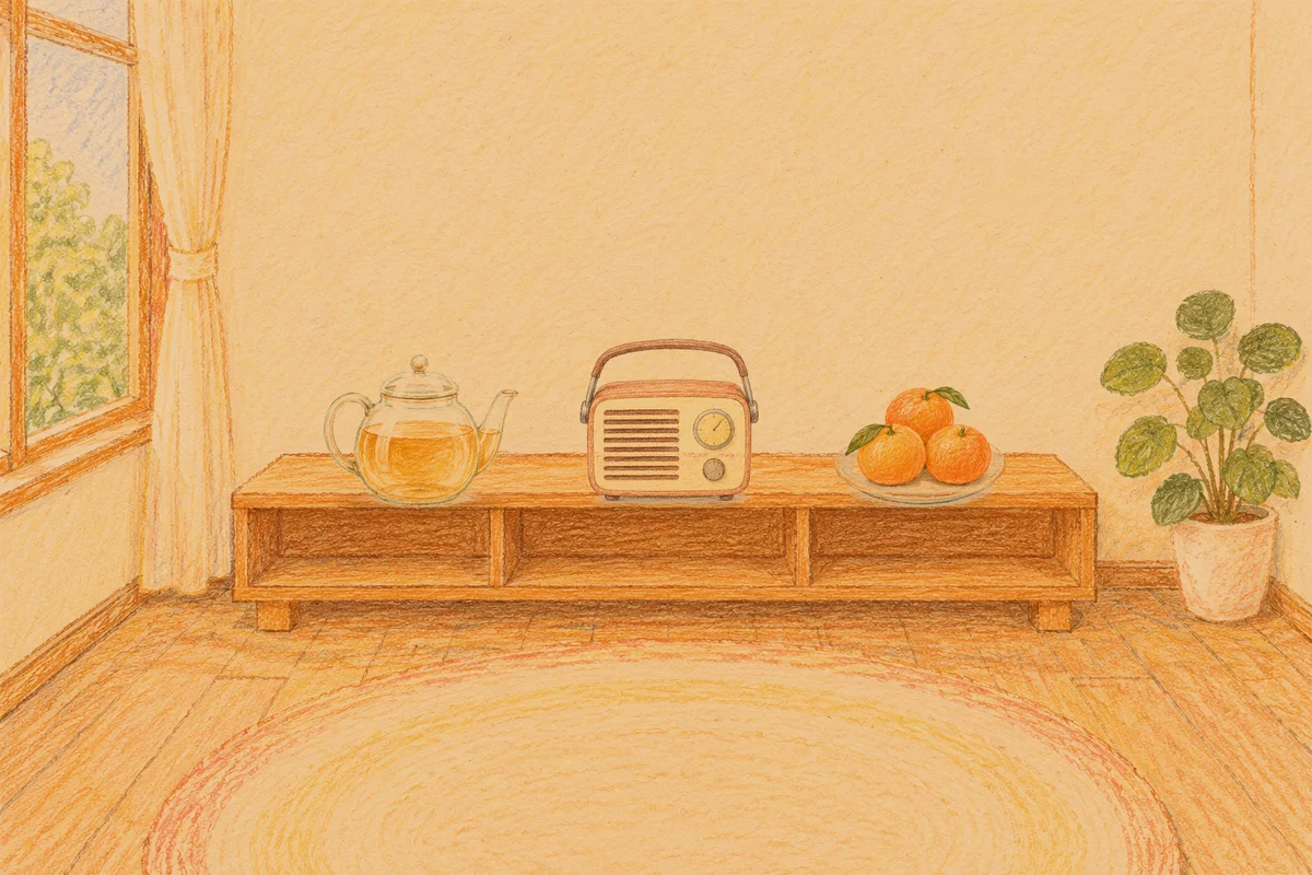 청량리 여성전용 등 마사지 안내 그림, 저녁의 창가 낮은 선반 위에 놓인 유리 티포트, 작은 라디오, 귤이 담긴 접시