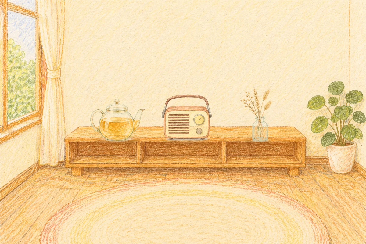 청량리 여성전용 출장 마사지 후기 안내 그림, 낮의 창가 낮은 선반 위에 놓인 유리 티포트, 작은 라디오, 마른 풀을 꽂은 항아리