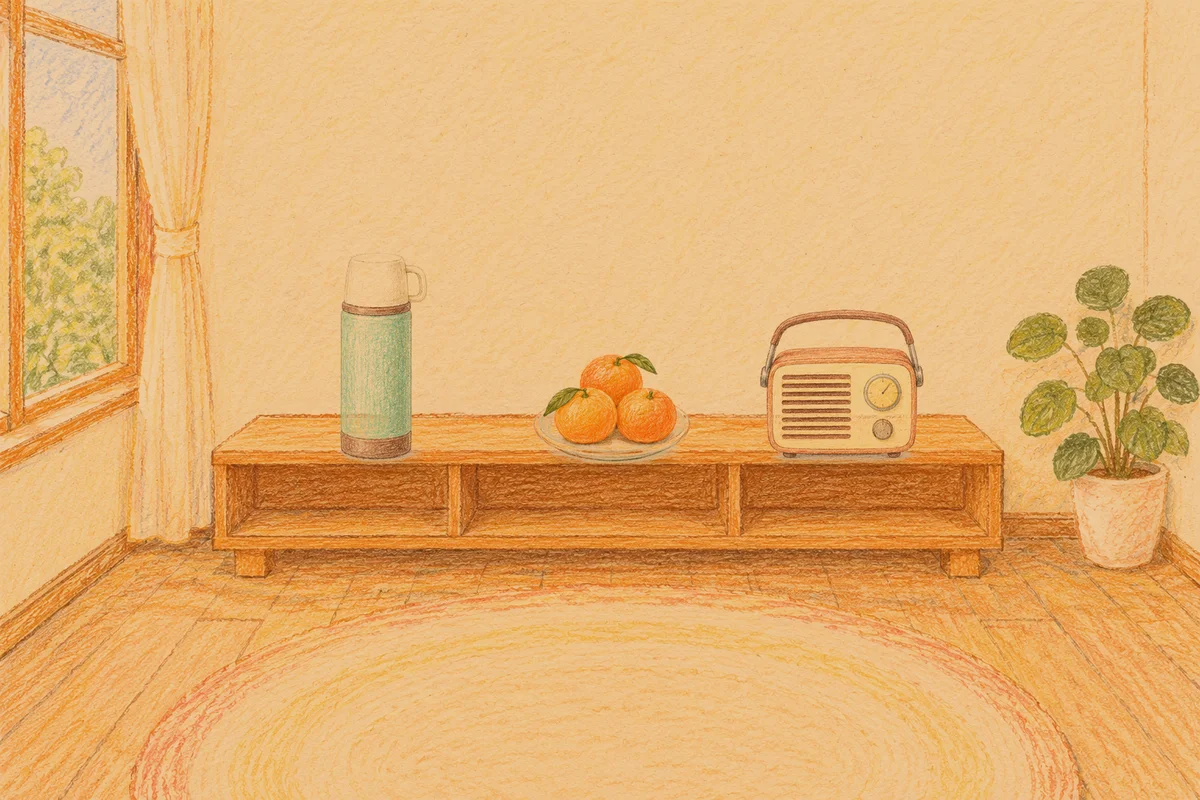 전농동 여성전용 홈케어 추천 안내 그림, 저녁의 창가 낮은 선반 위에 놓인 보온병, 귤이 담긴 접시, 작은 라디오