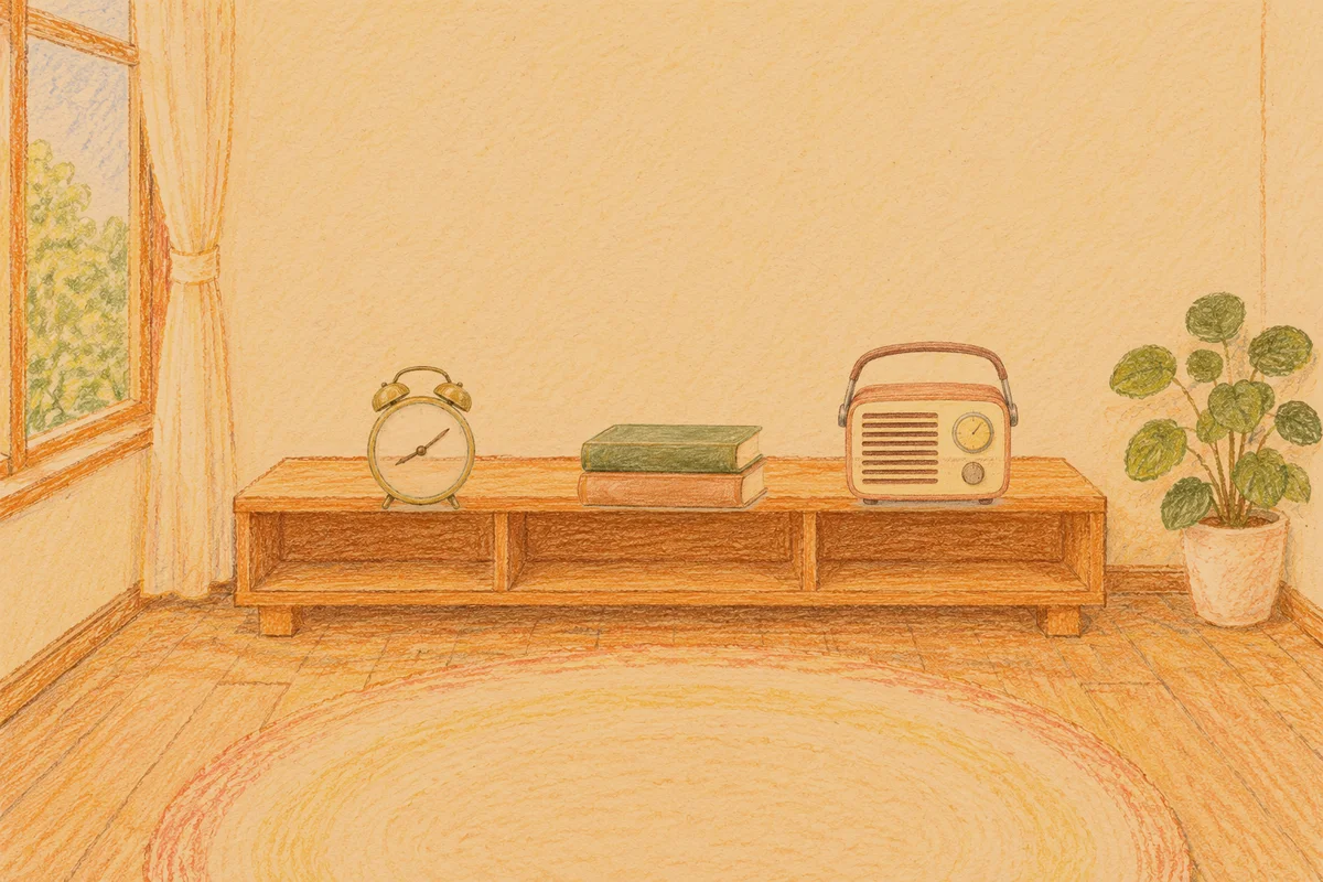 전농동 여성전용 어깨 마사지 안내 그림, 저녁의 창가 낮은 선반 위에 놓인 둥근 알람시계, 책 두 권, 작은 라디오