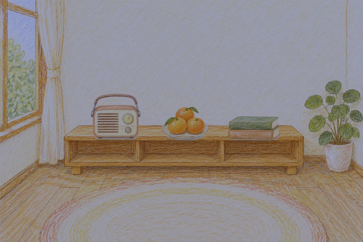 답십리 여성전용 스웨디시 마사지 안내 그림, 밤의 창가 낮은 선반 위에 놓인 작은 라디오, 귤이 담긴 접시, 책 두 권
