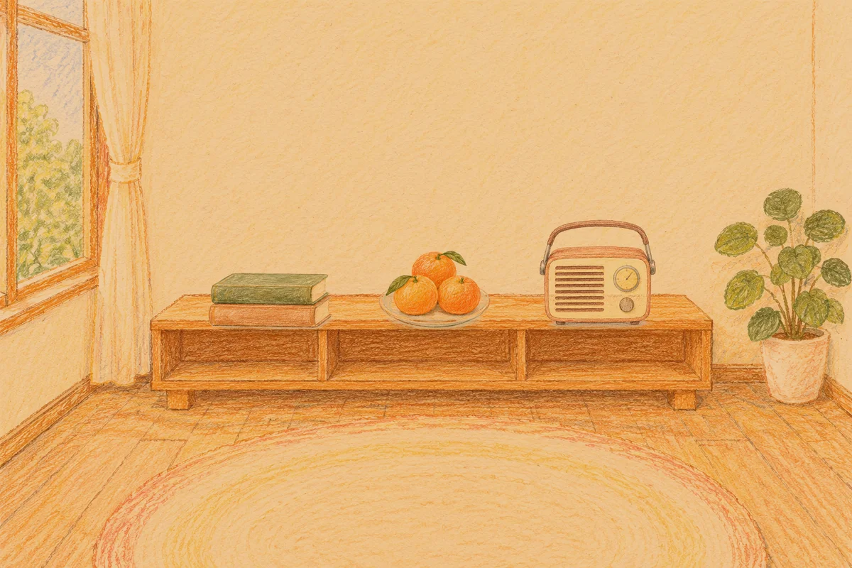 답십리 여성전용 프라이빗 케어 안내 그림, 저녁의 창가 낮은 선반 위에 놓인 책 두 권, 귤이 담긴 접시, 작은 라디오