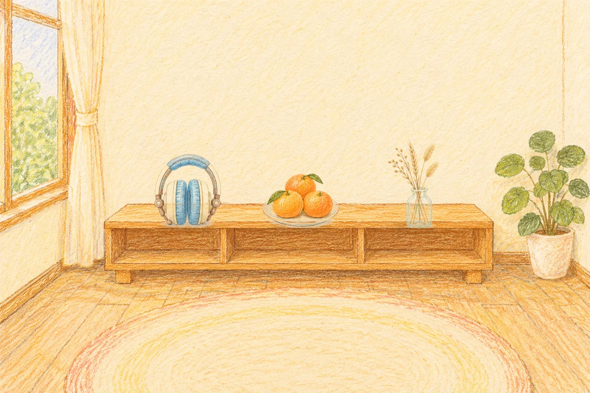 휘경동 여성전용 바디 경락 안내 그림, 낮의 창가 낮은 선반 위에 놓인 헤드폰, 귤이 담긴 접시, 마른 풀을 꽂은 항아리