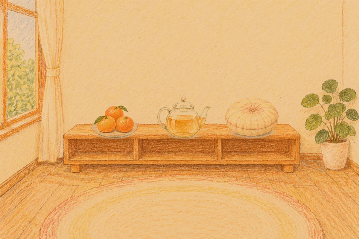 이문동 여성전용 아로마테라피 안내 그림, 저녁의 창가 낮은 선반 위에 놓인 귤이 담긴 접시, 유리 티포트, 둥근 쿠션