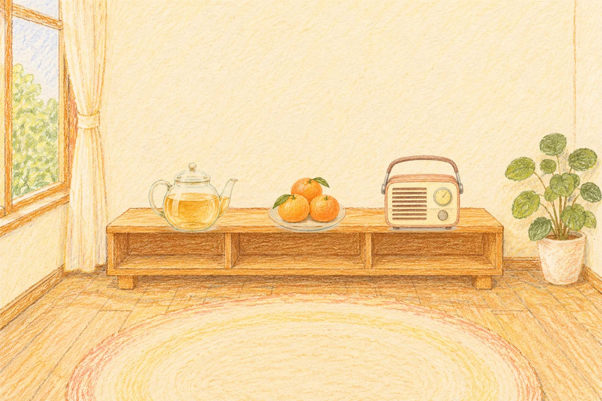 이문동 여성전용 두피 케어 안내 그림, 낮의 창가 낮은 선반 위에 놓인 유리 티포트, 귤이 담긴 접시, 작은 라디오